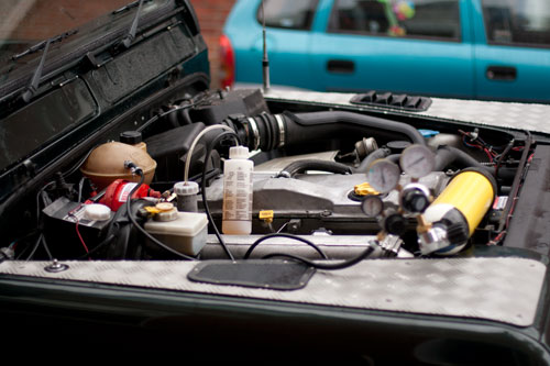 Diving bottle and pressure bleeding kit